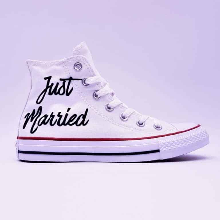 Converse Mariage Just Married Elegance, chaussures personnalisées réalisées par Double G Customs, créateur de chaussures de mariage personnalisées sur mesure. Créez une paire de converse mariage sur mesure