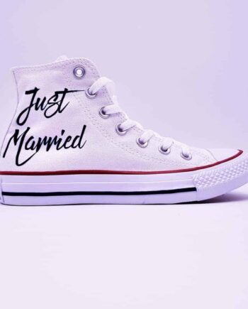 Les Converse Just Married, la paire de chaussure customisées parfaite pour les mariages. Réalisées par Double G Customs, customisation de chaussures spécialisé dans les mariages.