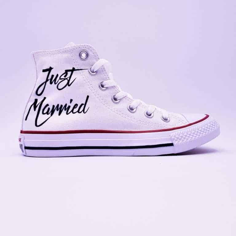 Les Converse Just Married, la paire de chaussure customisées parfaite pour les mariages. Réalisées par Double G Customs, customisation de chaussures spécialisé dans les mariages.