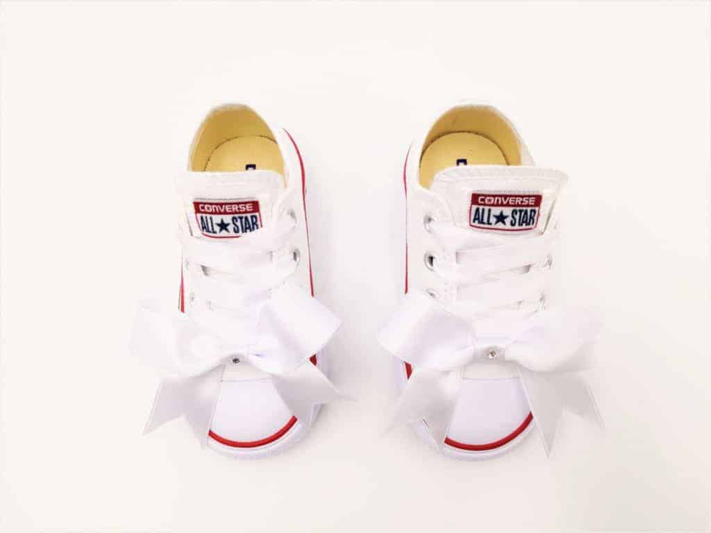 Chaussures personnalisées Converse Baby par Double G Customs. Converse Baby fairy réalisées avec des rubans et strass swarovski pour les mariages, les défilés, les baptêmes et les communions. Chaussures personnalisées sur mesure par Double G Customs.
