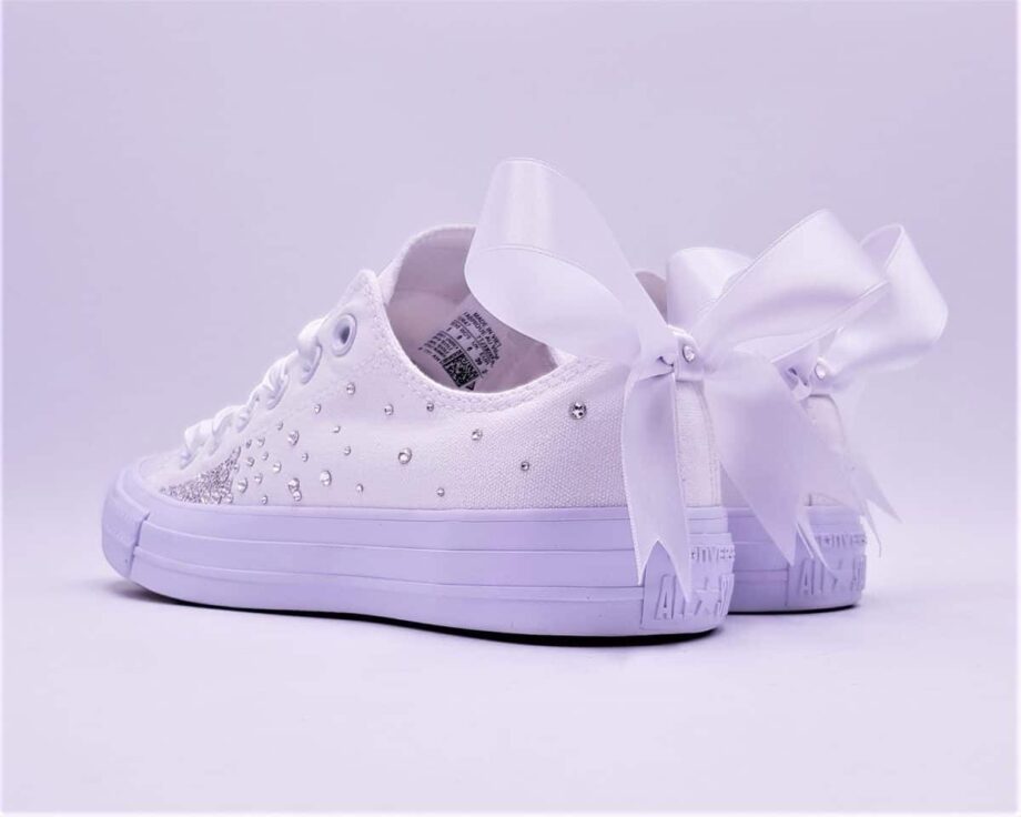 Les Converse Wedding Fairy Galaxy, une paire de chaussure personnalisée pour les mariages avec un noeud en ruban et des strass Swarovski.