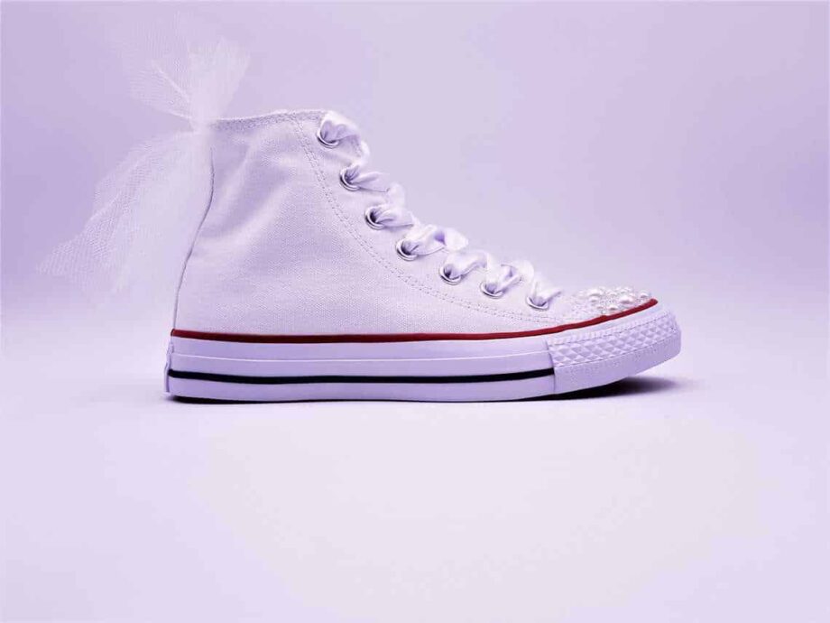 Converse Wedding, scarpe da sposa personalizzate da Double G Customs, artista specializzato nella creazione di scarpe da sposa personalizzate.