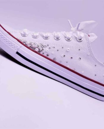 Les Converse Pearl Galaxy sont le modèle de chaussures personnalisées parfait pour votre mariage. Elles sont personnalisées avec un subtil mélange de strass Swarovski et des perles et surmontée d'une paire de lacets en satin.