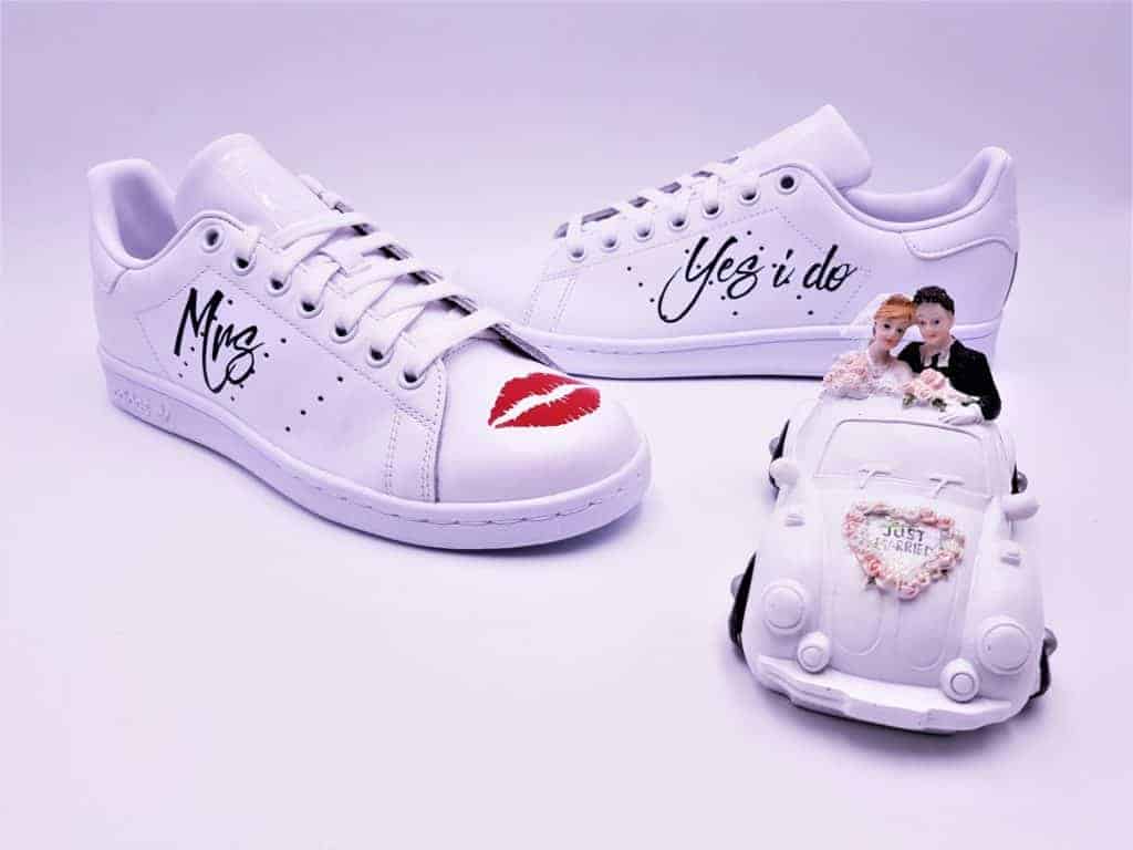 adidas Stan Smith custom pour un mariage avec les inscriptions Mrs et yes i do par double g customs