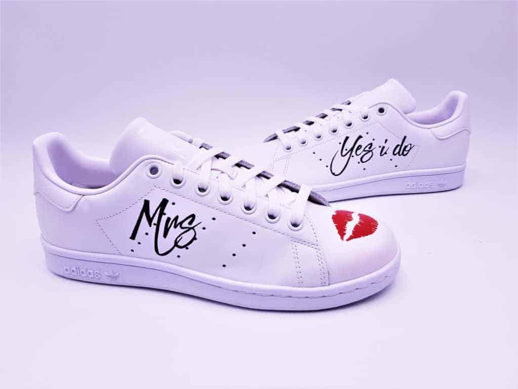 adidas Stan Smith custom pour un mariage avec les inscriptions Mrs et yes i do par double g customs