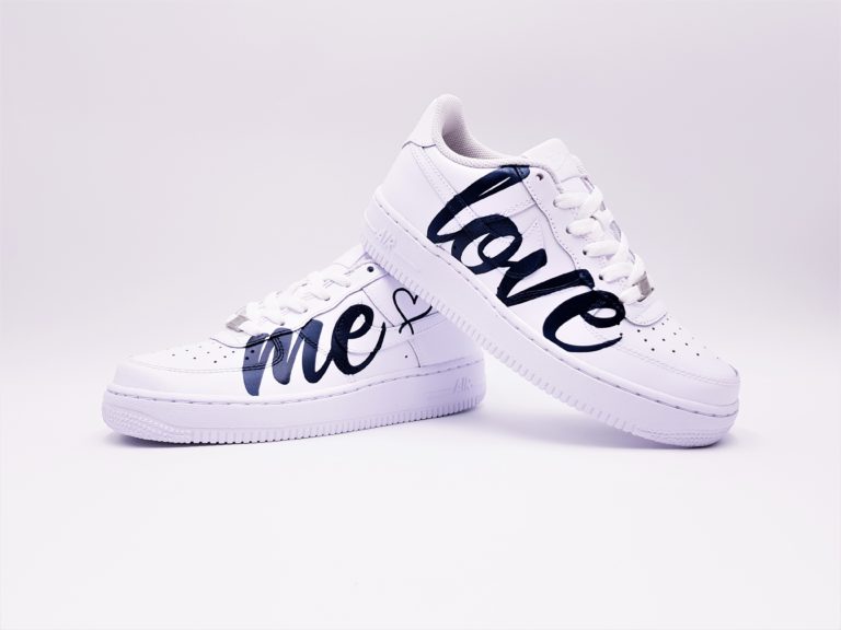 Vous avez toujours rêvé d'une mariage en Nike Air Force 1 ? Avec la version Love Me, Double G Customs vous proposes une paire de chaussures de mariage personnalisée parfaite.