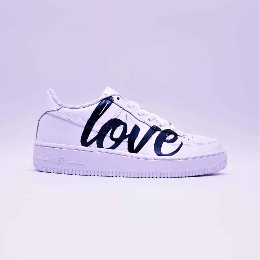 Vous avez toujours rêvé d'une mariage en Nike Air Force 1 ? Avec la version Love Me, Double G Customs vous proposes une paire de chaussures de mariage personnalisée parfaite.