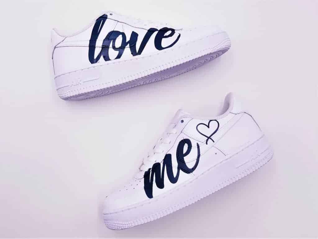 Un mariage en Nike avec les Nike AF1 Love Me par Double G Customs. Une paire à la fois street wear et chic pour mariage décontracté.