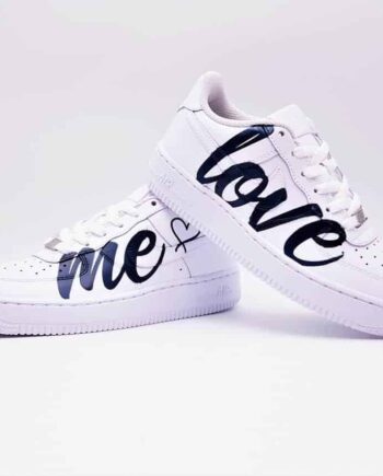 Les Nike Air Force 1 Love Me, une paire de Nike Air Force 1 cusomisée pour les mariages par Double G Customs