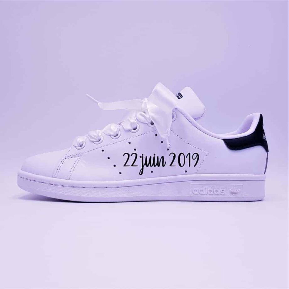 Les Adidas Stan Smith Just Married Boho, la paire de chaussures personnalisées idéale pour votre mariage chic et décontracté par Double G Customs.