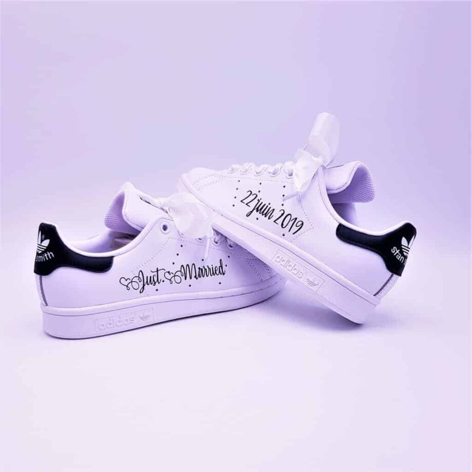 Une paire de chaussures personnalisées Adidas Stan Smith Just Married Boho spécialement prévue pour les mariages. Chaussures customisées par Double G Customs.