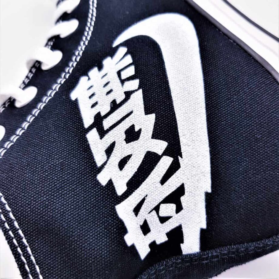 Les Converse Custom Anarchy, une paire de Converse Chuck Taylor customisée avec le logo Nike Anarchy par Double G Customs