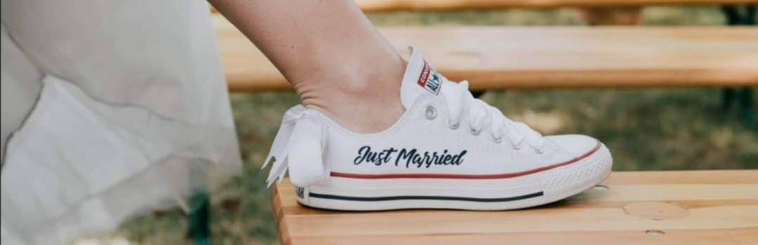 chaussures de mariage converse personnalisées par Double G Customs avec l'inscription Just Married et des noeuds en satin.