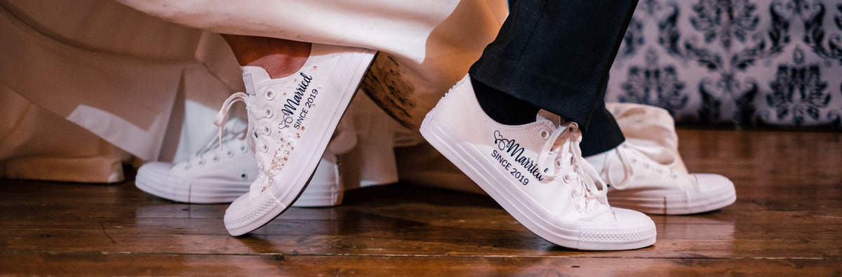 Des chaussures personnalisées pour une mariage original en 2019. Ce couple porte des converse personnalisées assorties avec l'inscription Married Since 2019 et des Strass Swarovski.