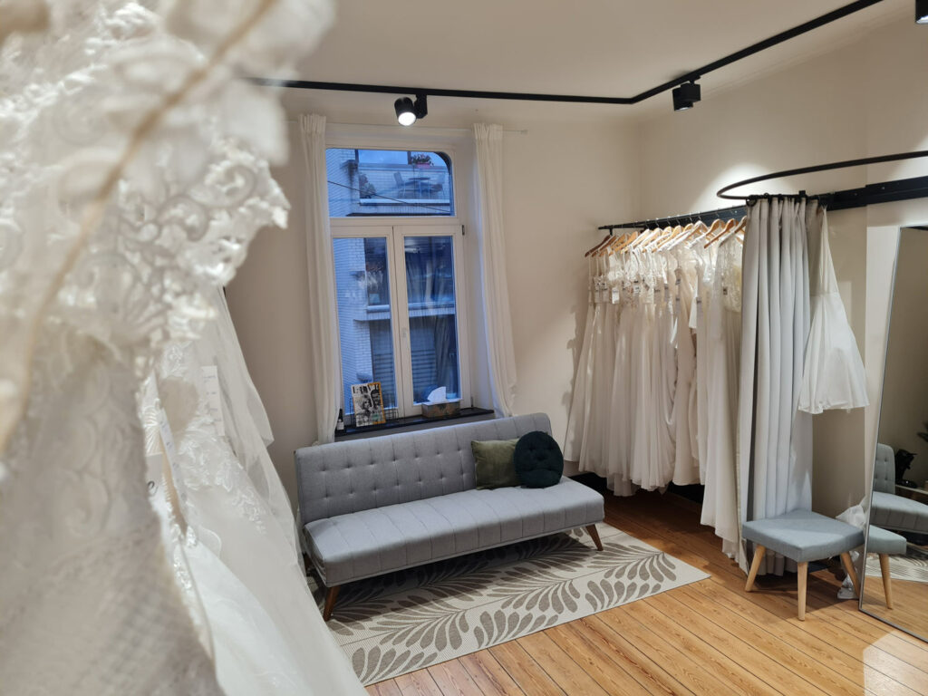 Un essayage de robes de mariée particulier dans la boutique "Dis-moi Oui !"