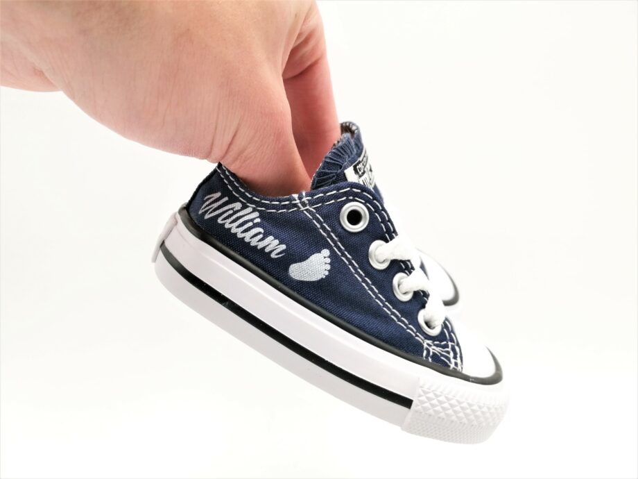 Les Converse naissance kids : les premières chaussures de bébé personnalisées avec son prénom et un petit pied
