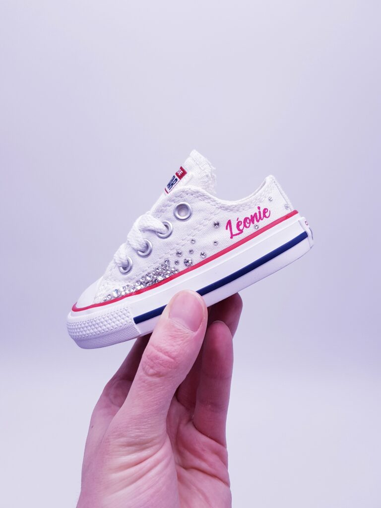 Un joli dégradé de strass argentés et le prénom de votre enfant sur les Converse Swarovski Galaxy kids