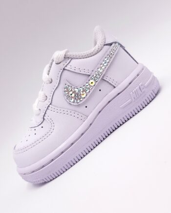 Des petits cristaux aux reflets colorés sur les chaussures de votre enfant avec les Nike air force 1 Swarovski kids de Double G Customs