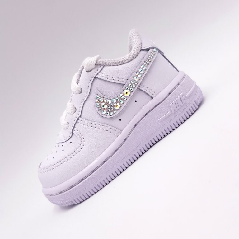 Des petits cristaux aux reflets colorés sur les chaussures de votre enfant avec les Nike air force 1 Swarovski kids de Double G Customs