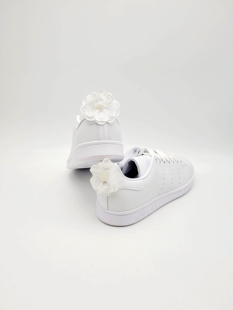 Double G Customs vous propose d'ajouter une touche de délicatesse à vos chaussures de mariage avec les fleurs en dentelle.