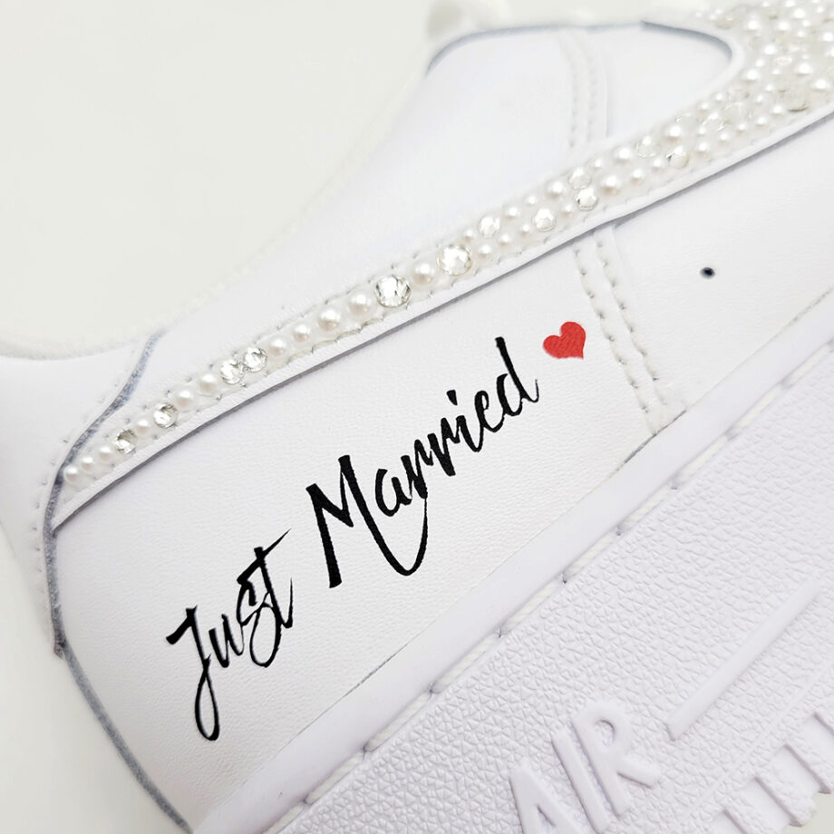 La fameuse inscription "Just Married" sur les Nike air force 1 wedding edition