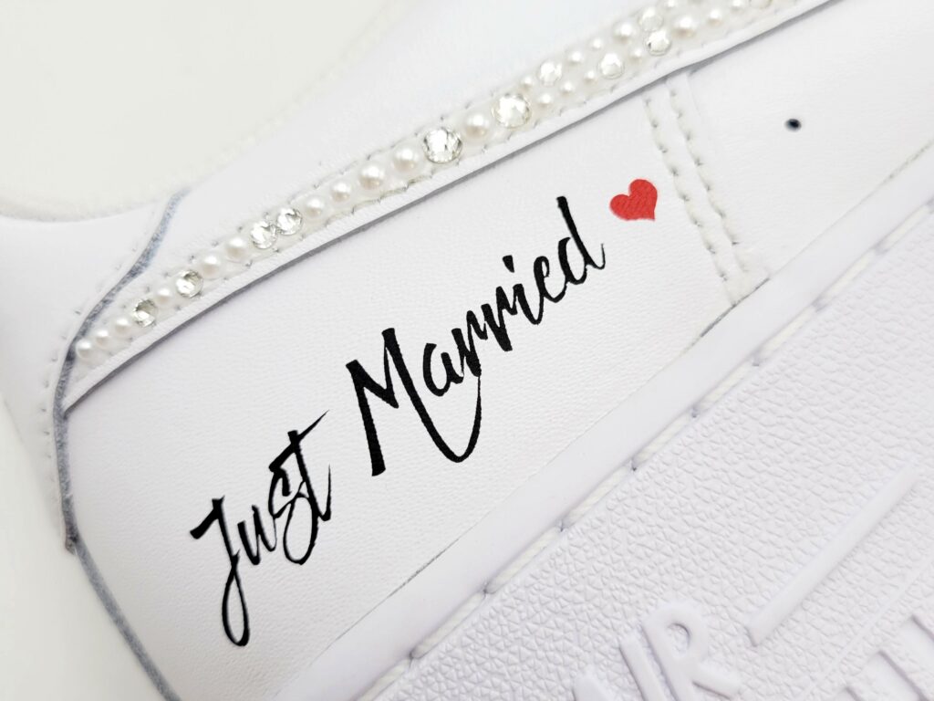 La fameuse inscription "Just Married" sur les chaussures de mariage Nike