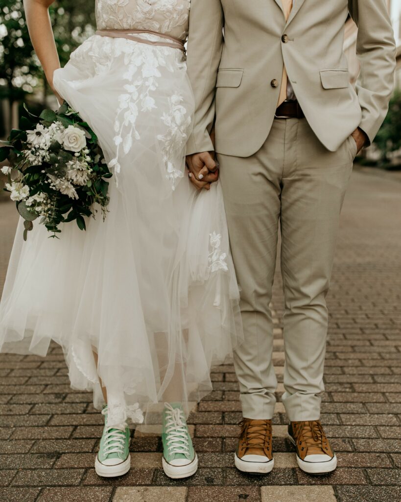 Les baskets aux pieds des mariés afin qu'il puisse profiter de cette belle journée de mariage.