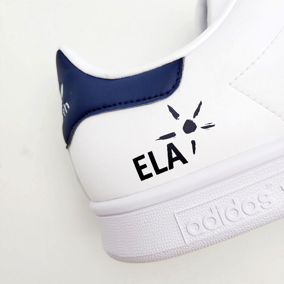 Le logo de l'association ELA en bleu sur des Adidas Stan Smith personnalisées