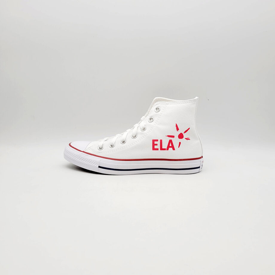 Le logo de l'association ELA sur une paire de chaussures personnalisée Converse