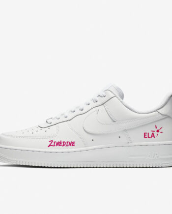Les baskets Nike air force one personnalisées à l'aide du logo de l'association ELA et du prénom de votre choix.