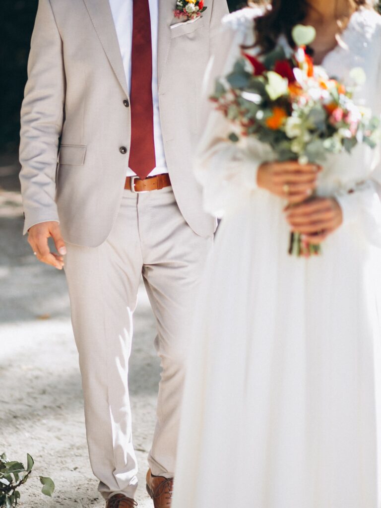 Ajouter une petite touche de couleur sur votre tenue de mariage pour sortir des traditions classiques
