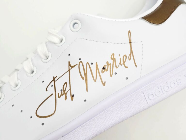 Ajouter des paillettes subtiles à vos chaussures de mariage en choisissant une couleur métallique !