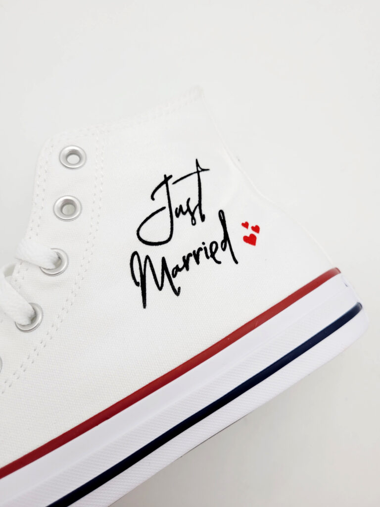 Mettre une inscription d'amour suivie d'un motif sur vos chaussures de mariage