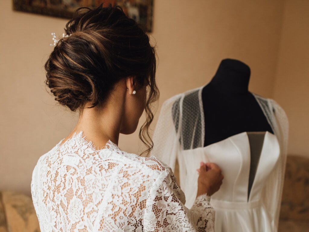 Pour une tenue de mariage harmonieuse, choisissez des chaussures de mariage assorties à la robe de mariée