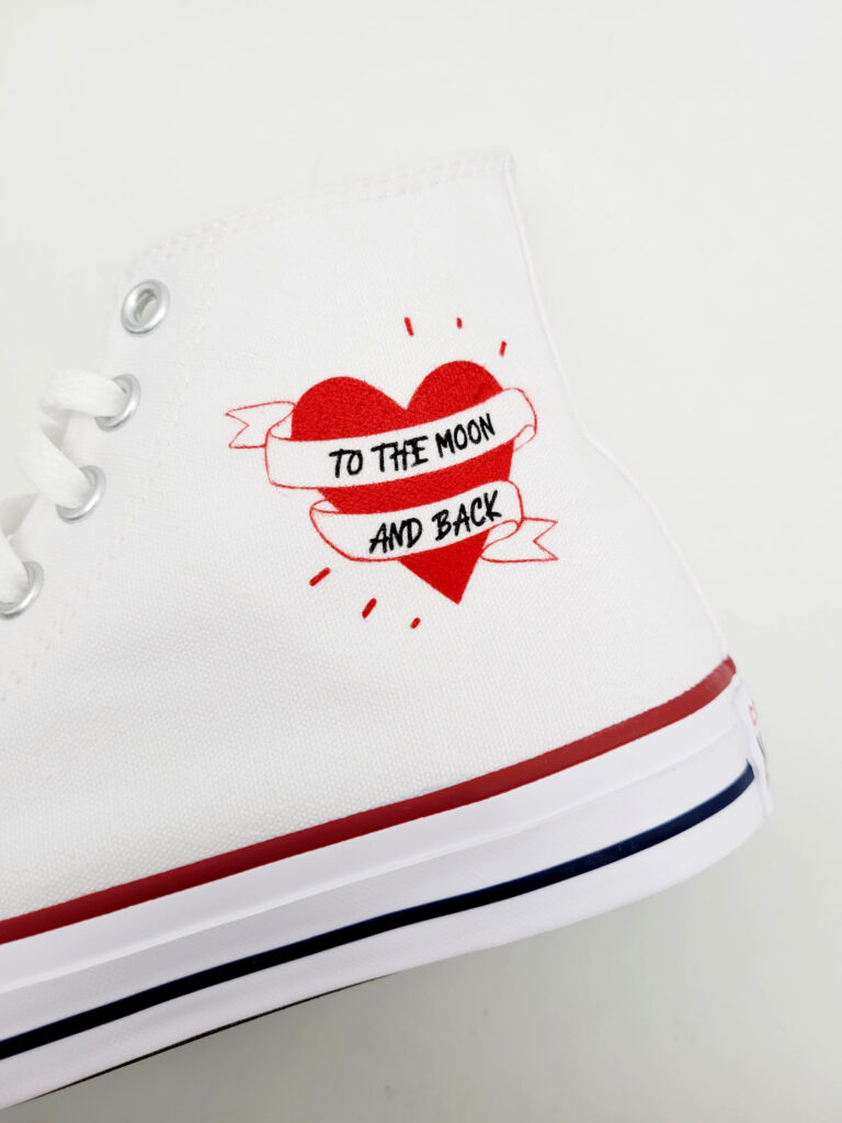 Un cœur coloré avec une inscription pour sublimer vos chaussures de mariage