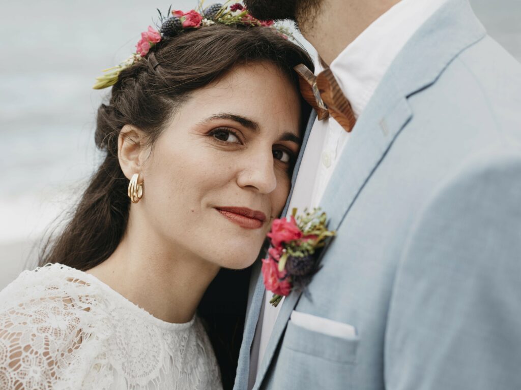 Une petite touche colorée sur la tenue des mariés grâce aux petites fleurs