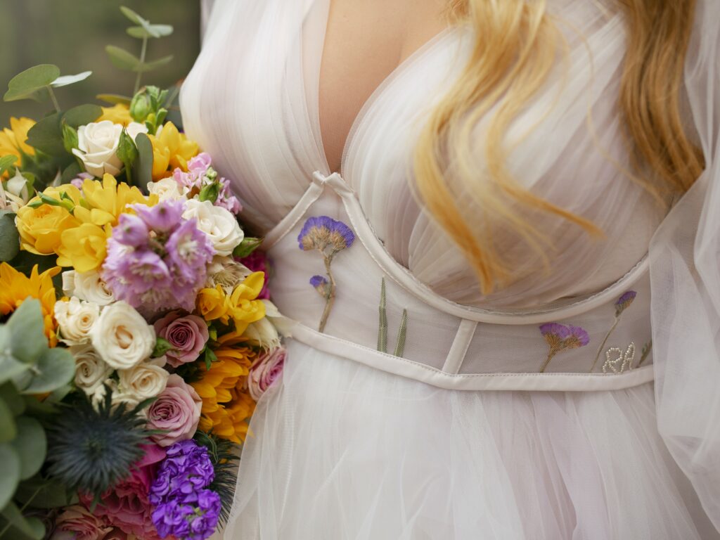 Une légère touche de couleur délicate sur la robe de la mariée