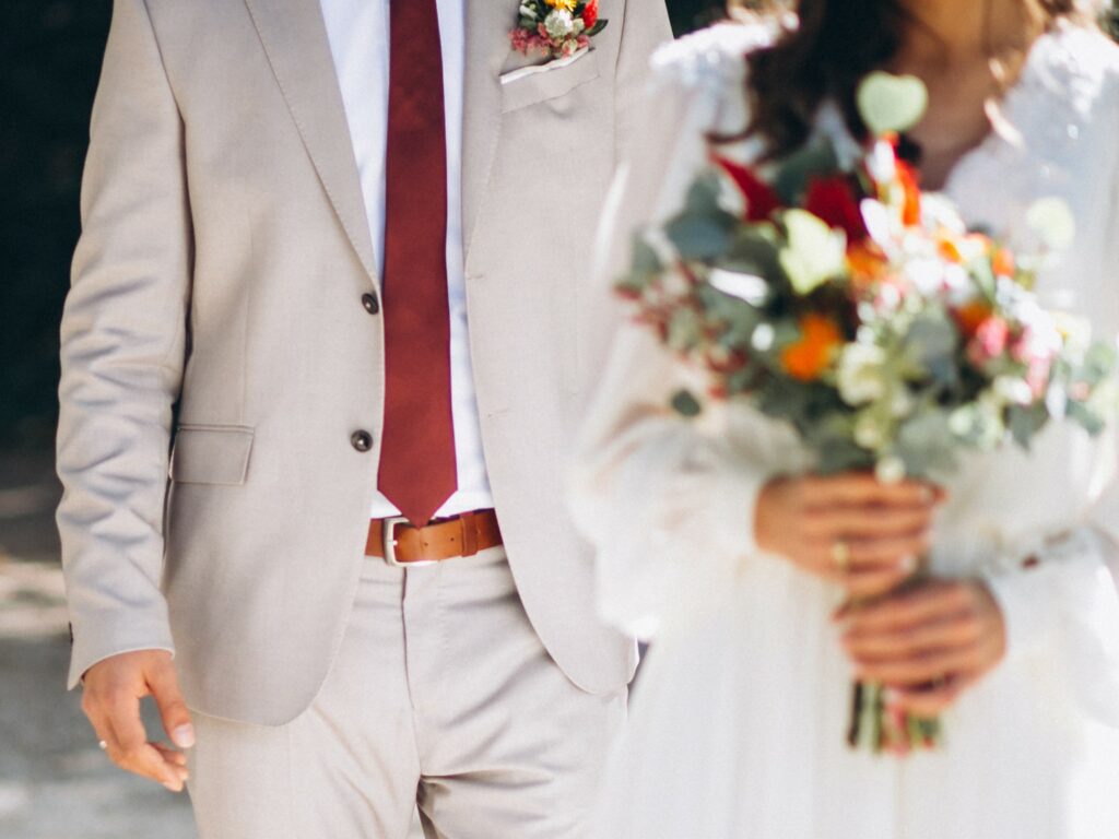 Une cravate colorée pour ajouter du peps à la tenue du marié