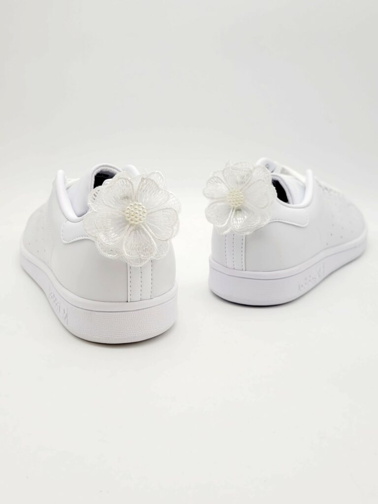 Les fleurs en dentelle, une option de personnalisation qui transforme le style de vos chaussures de mariage
