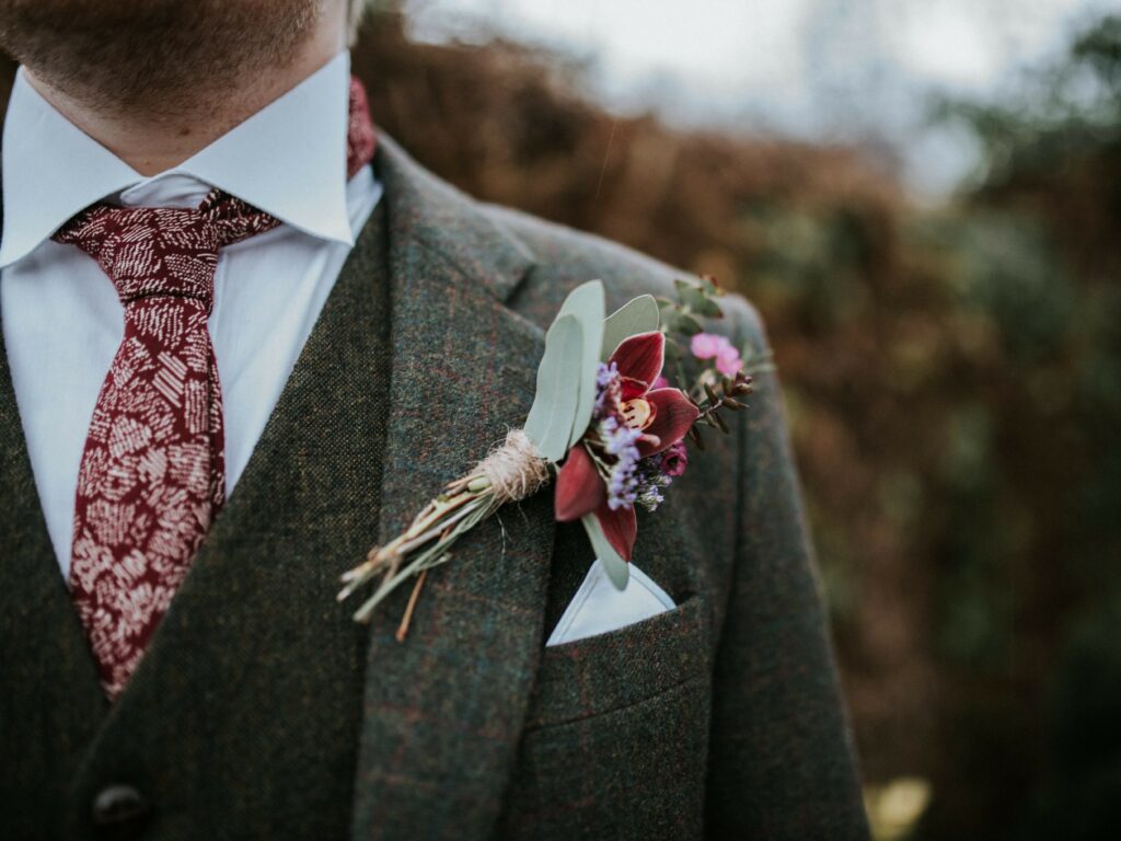 Une touche de couleur sur votre tenue du grand jour avec la boutonnière et la pochette