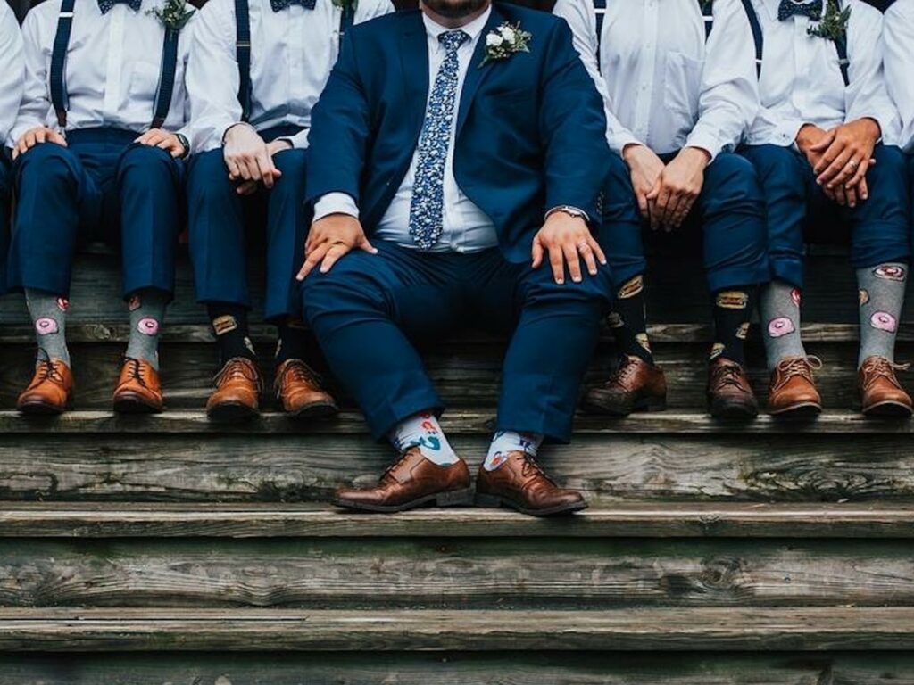 Porter des chaussettes à motifs le jour de son mariage