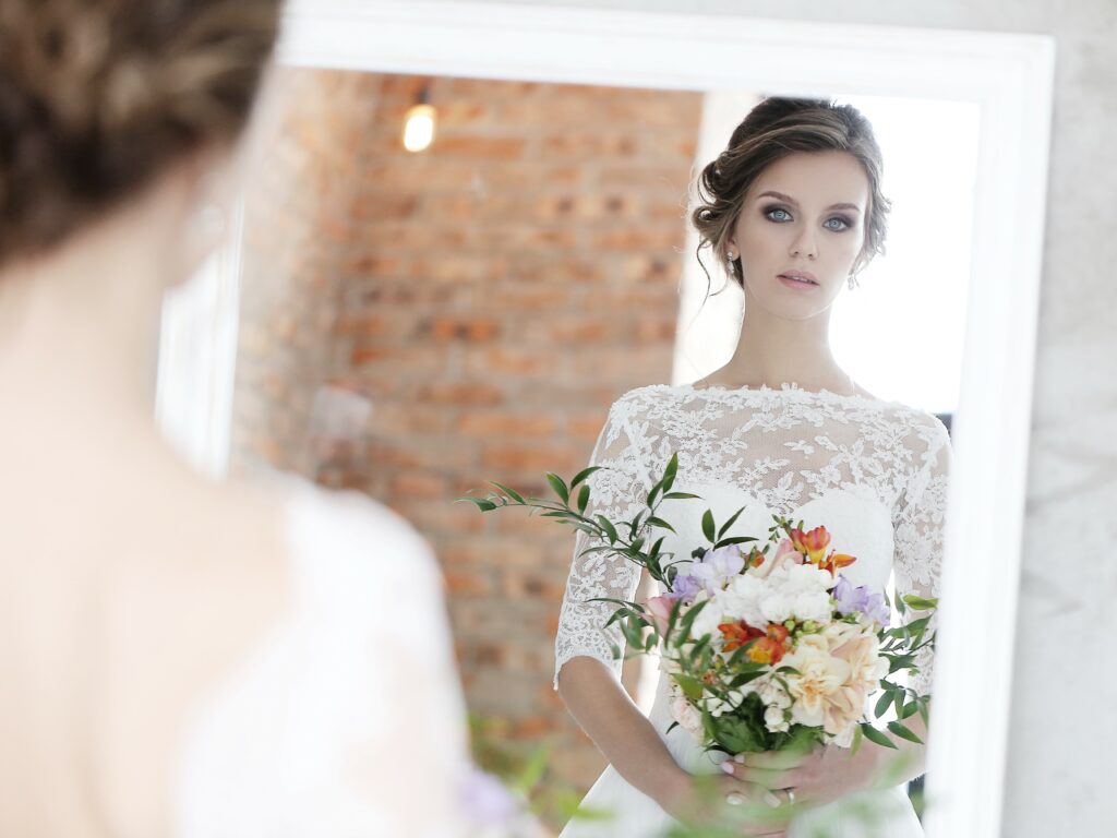 Le bouquet de fleurs ajoute de la couleur à la tenue de la mariée