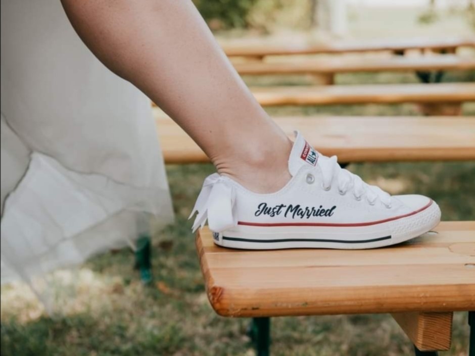 Les baskets personnalisées apportent du style et du confort pour toute la journée de mariage