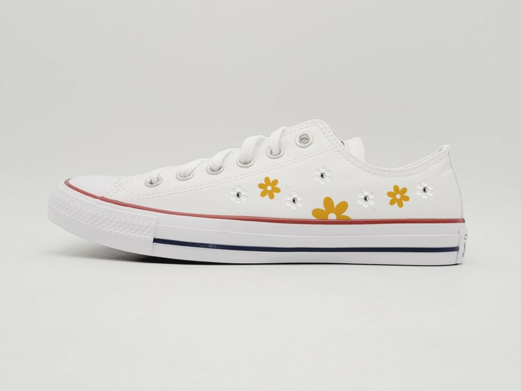 Des fleurs colorées et en perles et strass sur vos prochaines Converse pour cet été