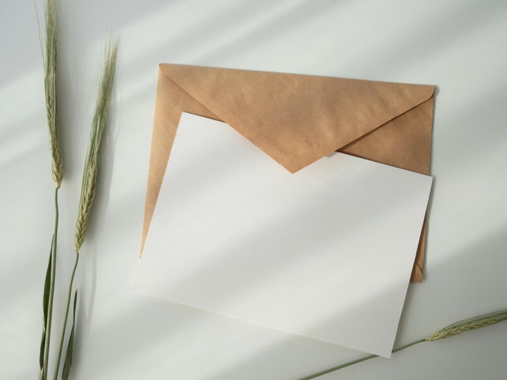 Se lancer dans la rédaction de lettres pour chacun invité de votre mariage