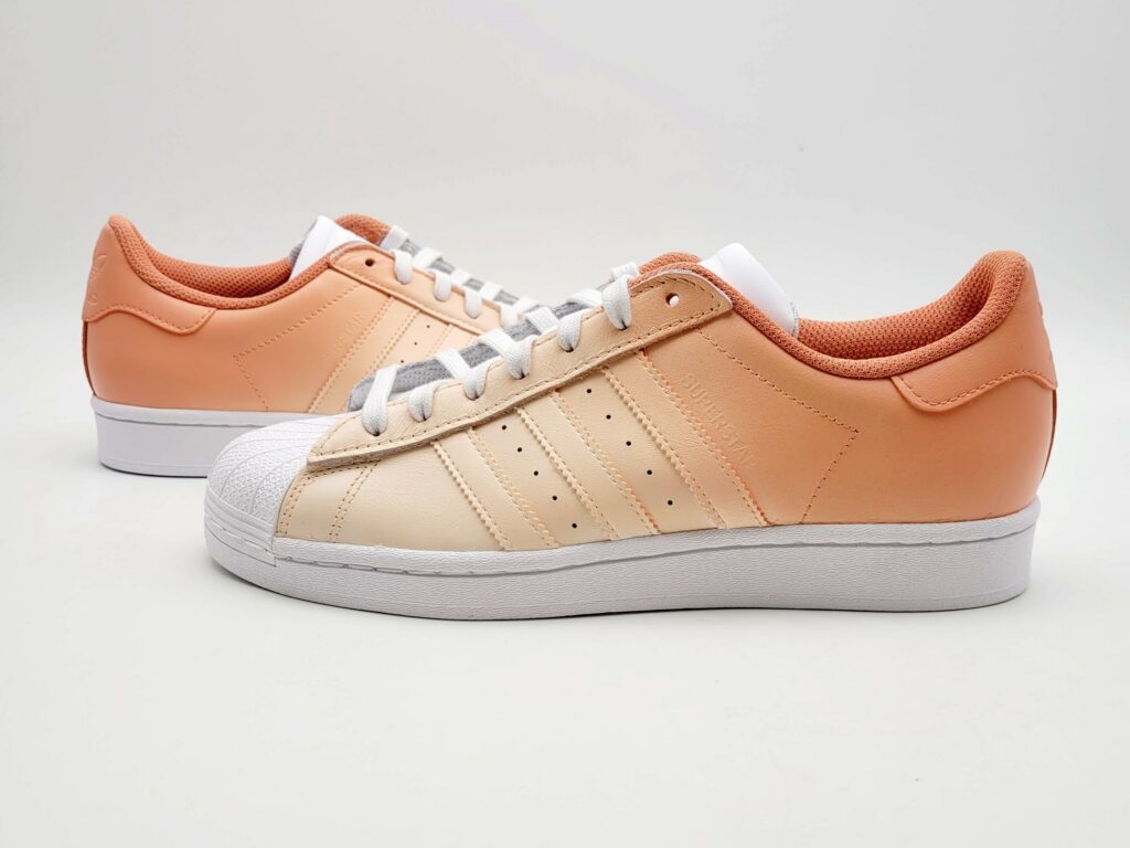 Les couchers de soleil représentés sur les chaussures Adidas personnalisées