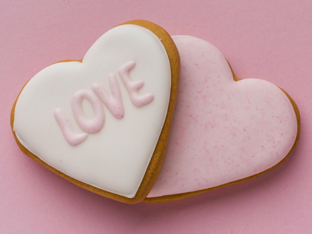 Les biscuits personnalisés avec la date du grand jour et vos prénoms pour les invités de votre mariage