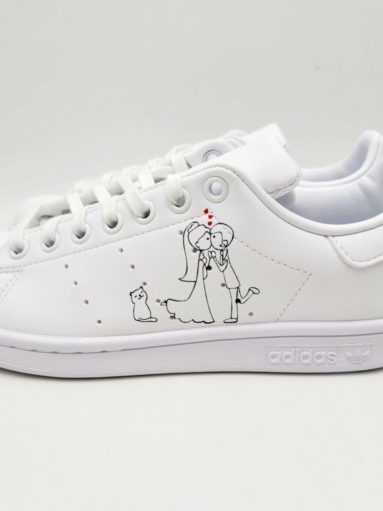 Un dessin d'un couple de mariés et leur animal de compagnie sur des chaussures personnalisées pour le mariage