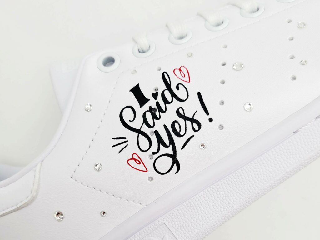 Des inscriptions animées sur vos chaussures de mariage avec la collection de dessins "phrase".