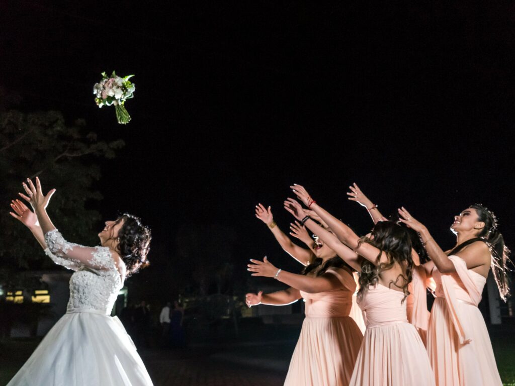 Le lancer de bouquet est l'activité attendue par toutes les personnes célibataires du grand jour.